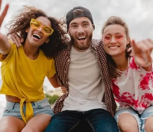 Hãy tụ tập bạn bè để không cô đơn trong ngày 11/11. (Ảnh: Freepik)