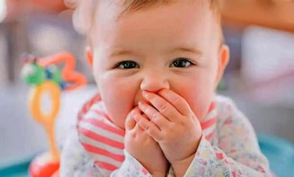 Giấc mơ thấy bạn bế một đứa bé đang cười là dấu hiệu cho thấy các mối quan hệ xung quanh bạn đang rất tốt đẹp.