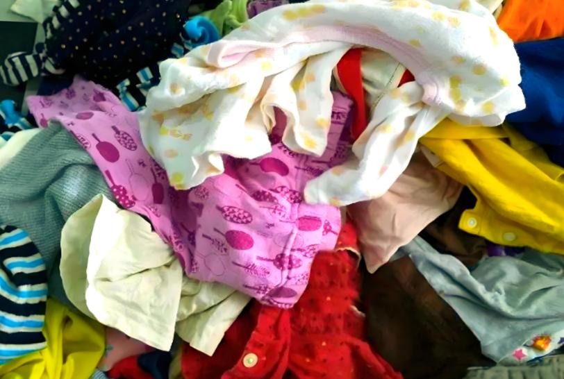 Hãy mạnh dạn dọn tủ, tặng lại hoặc bỏ đi những thứ không còn dùng được.