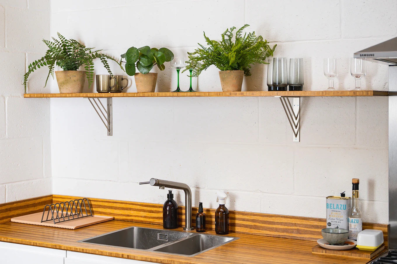 Lạm dụng cây giả khiến nhà bếp thiếu sức sống.