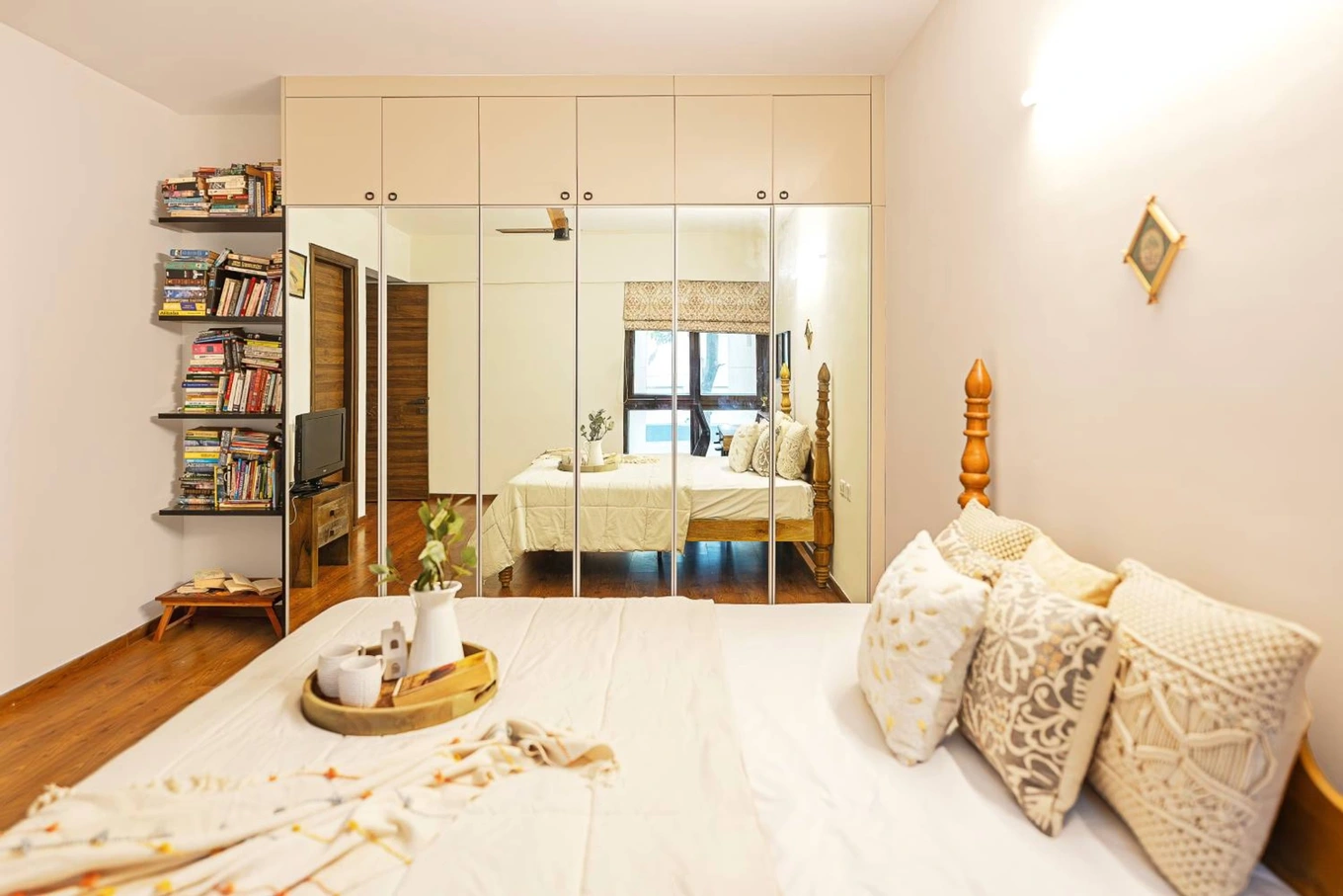 Tủ quần áo cánh kính tạo ảo giác không gian sâu và rộng hơn thực tế.