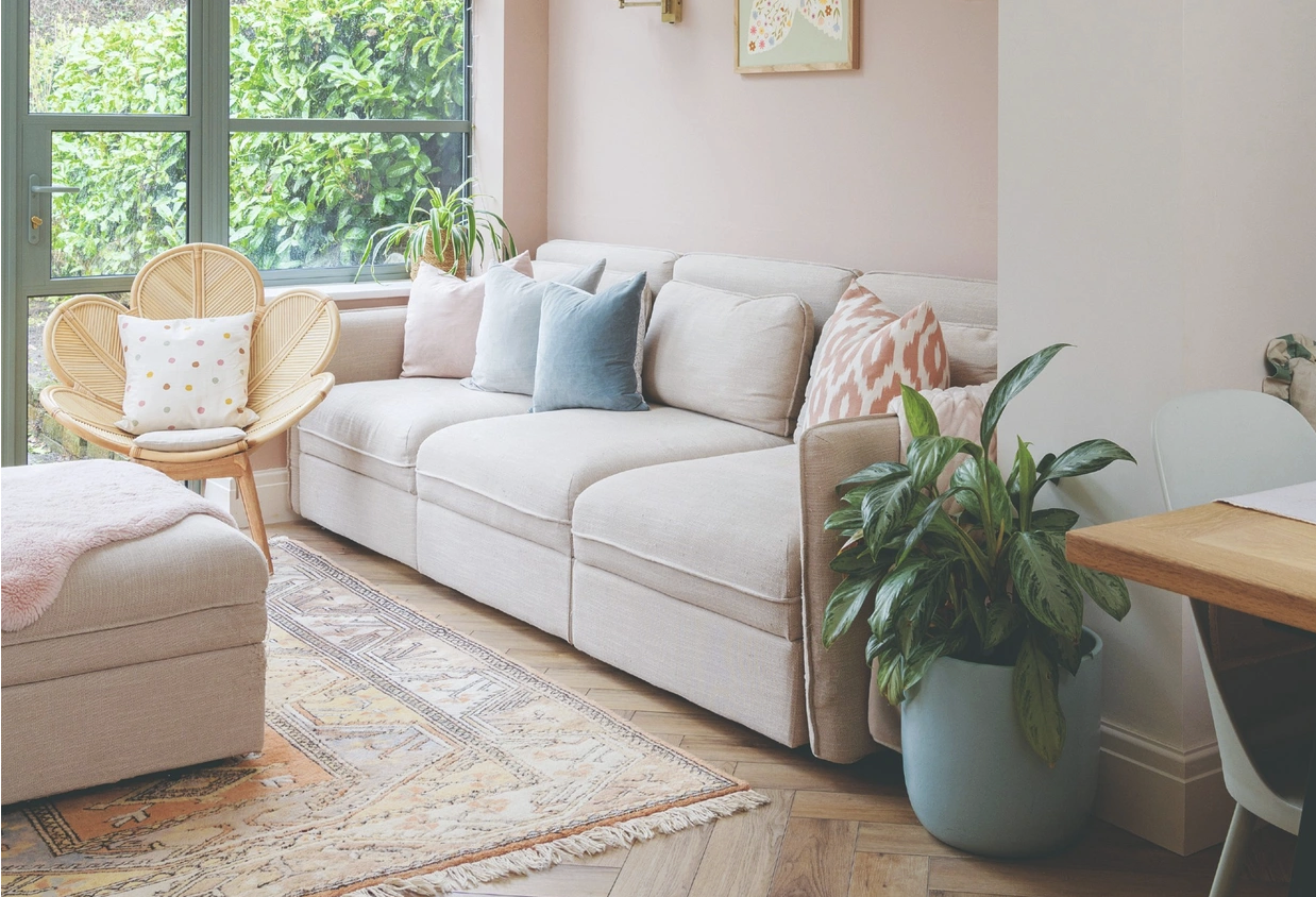 Chọn sofa có chiều cao tiêu chuẩn và kiểu dáng thanh thoát giúp không gian phòng khách rộng rãi và thuận tiện cho sinh hoạt gia đình. (Ảnh: Ideal Home)