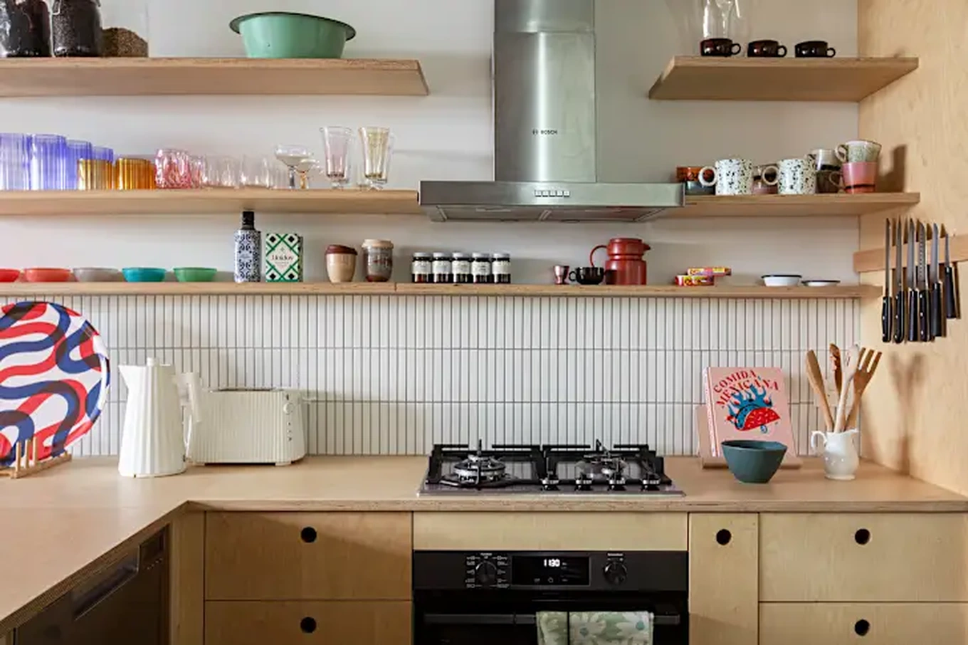 Dùng tủ kệ thông minh để "giải phóng" không gian tường. (Ảnh: Natalie Jeffcott).