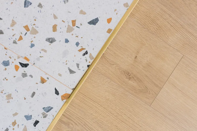 Nên sử dụng một loại sàn đồng nhất cho toàn bộ không gian và tránh dùng nẹp chuyển tiếp.