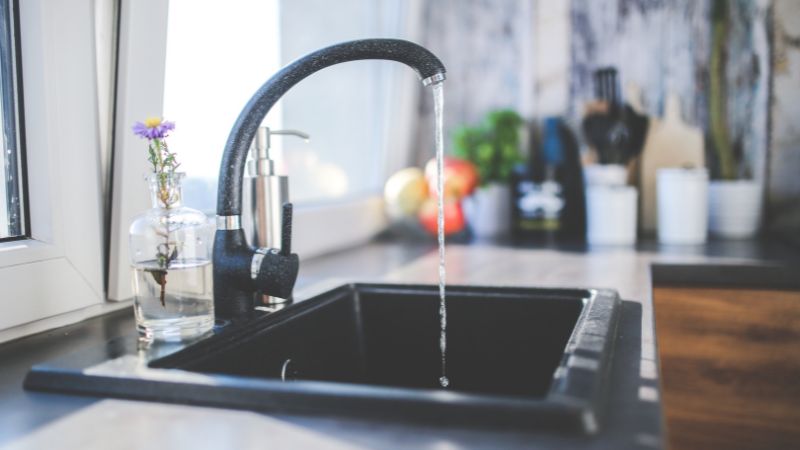 Hệ thống vòi nước bị rò rỉ lâu ngày