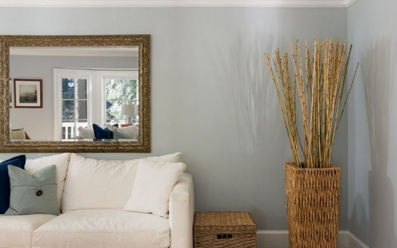 Sử dụng tranh ảnh hoặc chậu cây cảnh lớn để che chắn